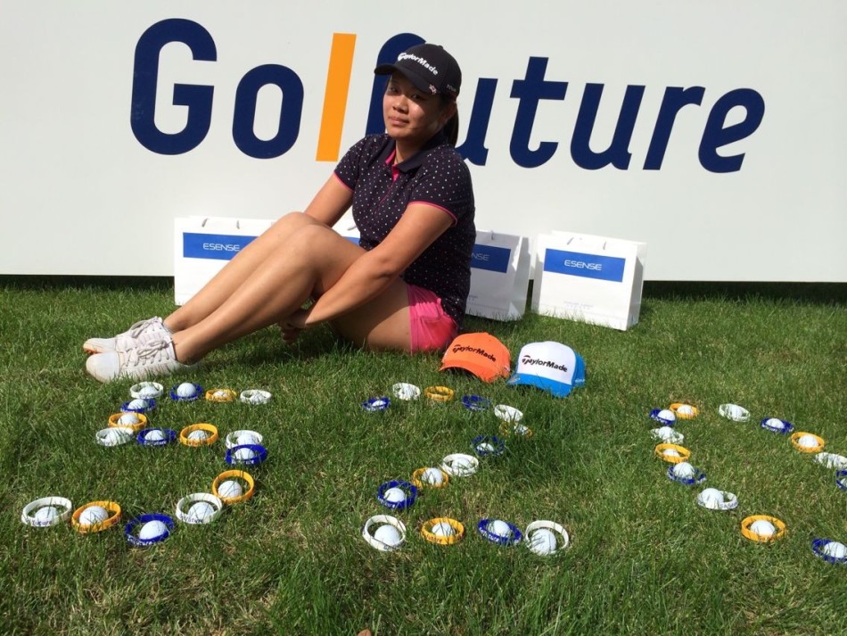 特写镜头下，一支高端泰勒梅金属木杆的杆头静静置于球道上，表面倒映着蓝天白云与草叶，质感非凡。