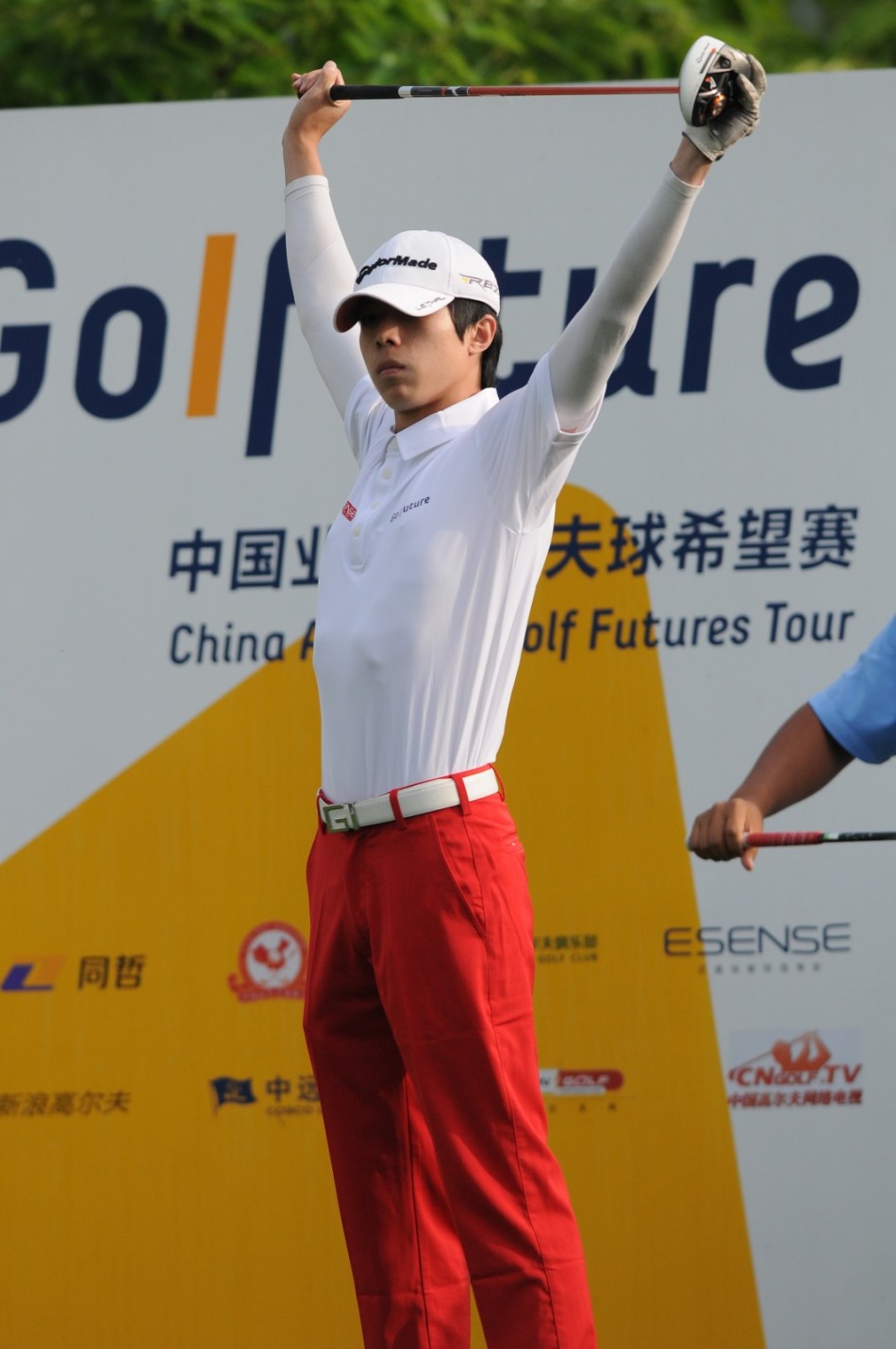 一位女球员为防晒而巧妙包裹自己，眼神锐利地望向球道，宛如准备行动的蒙面侠客