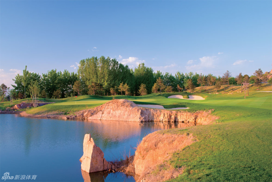 一条球车道在金黄秋叶与苍翠松柏夹道中蜿蜒向前，引领人们深入这片远离喧嚣、色彩层次丰富的宁静高尔夫桃源。