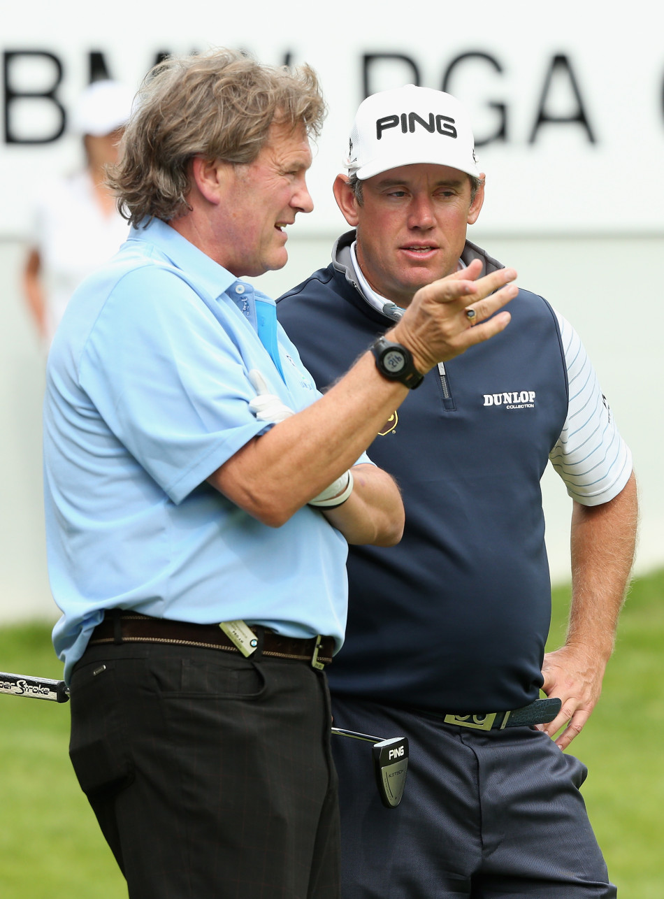 菲利普·内维尔正全力挥动铁杆进攻果岭，身体充分扭转，目光紧盯着小球飞出的方向，充满力量感。