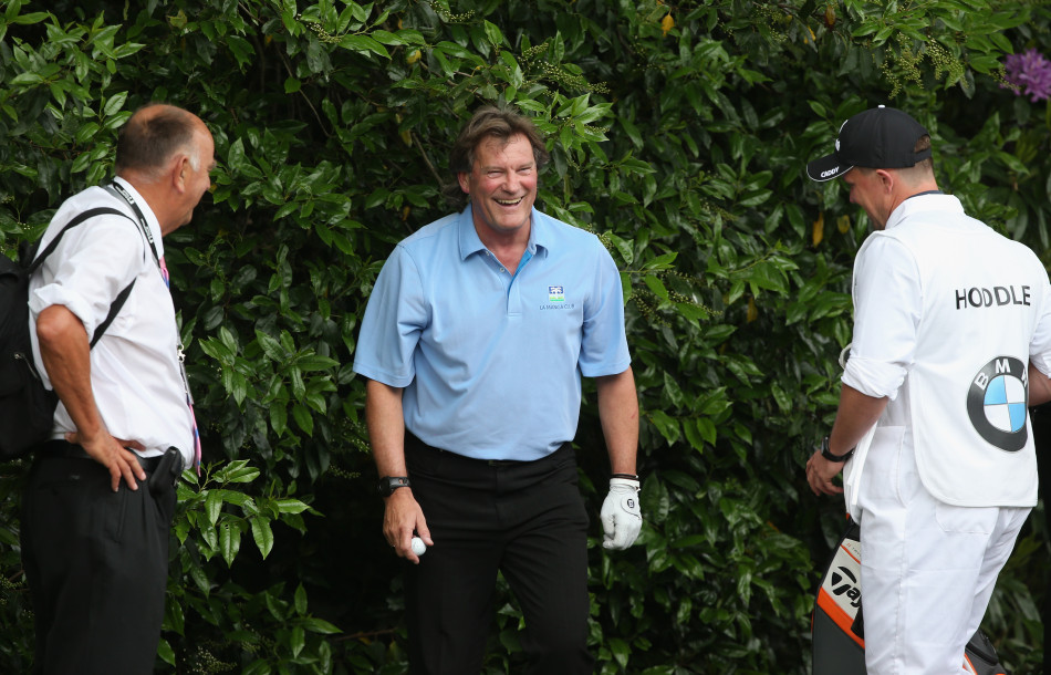 格伦·霍德尔在发球台完成标准流畅的挥杆，小球应声飞出，划过蓝天，他的身体姿态保持着完美的平衡与收势。