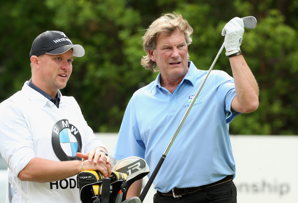 一代传奇赛马骑师A.P.麦考伊在高尔夫球场展现笑容，与观众互动，将赛场上的亲和力带到了绿茵场。