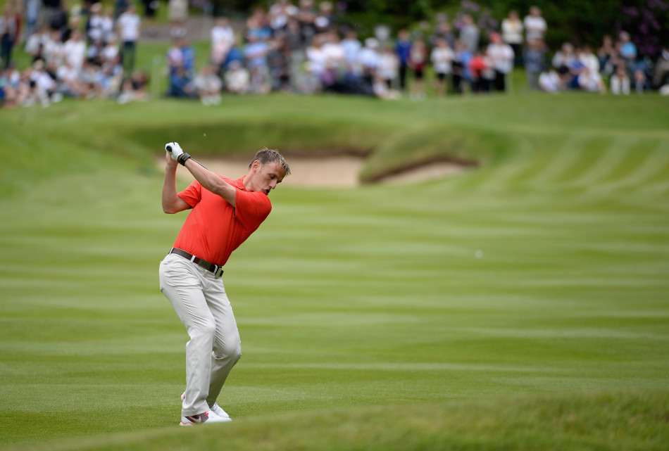 五届奥运赛艇金牌得主史蒂夫·雷德格雷夫爵士手握高尔夫球杆，神态轻松地与同伴走在球道上，尽显传奇人物的从容气度。