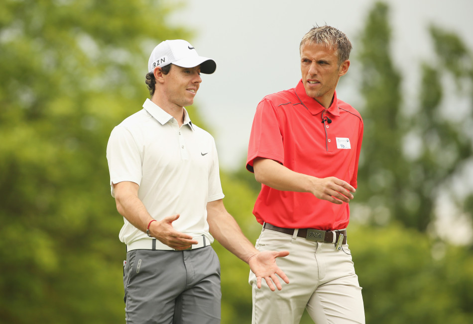 前F1世界冠军达蒙·希尔全神贯注地推击，果岭的线条与他的专注神情构成了一幅宁静而充满张力的画面。