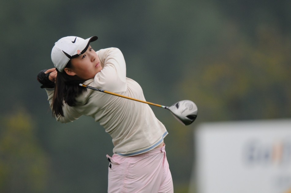 刘依一与同伴并肩前行查看球路，专注商讨下一杆策略