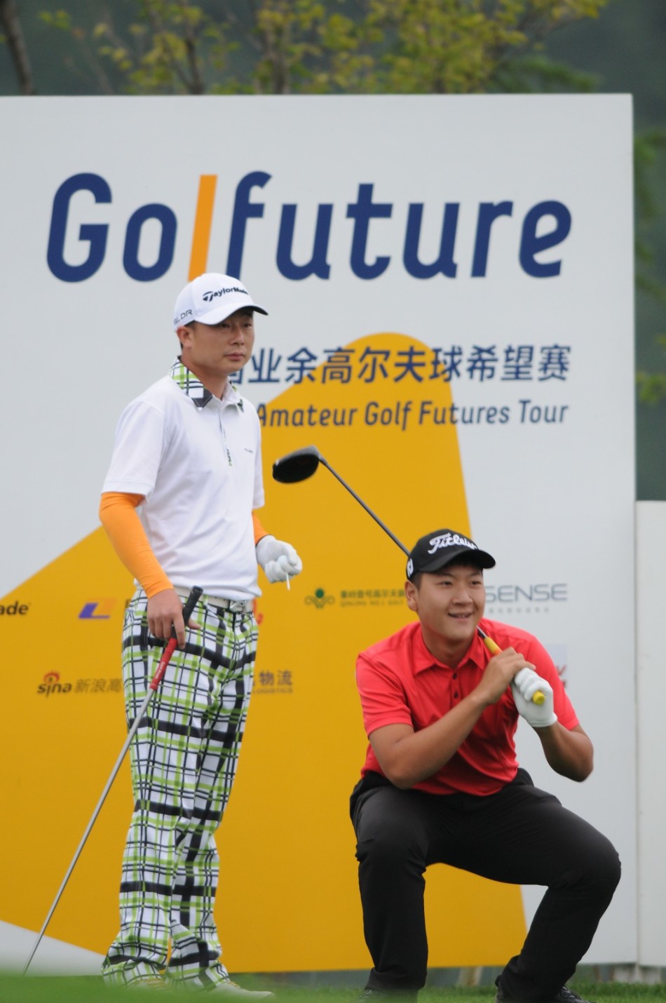 业余高尔夫希望赛标志在绿茵场上醒目矗立，象征着梦想起点