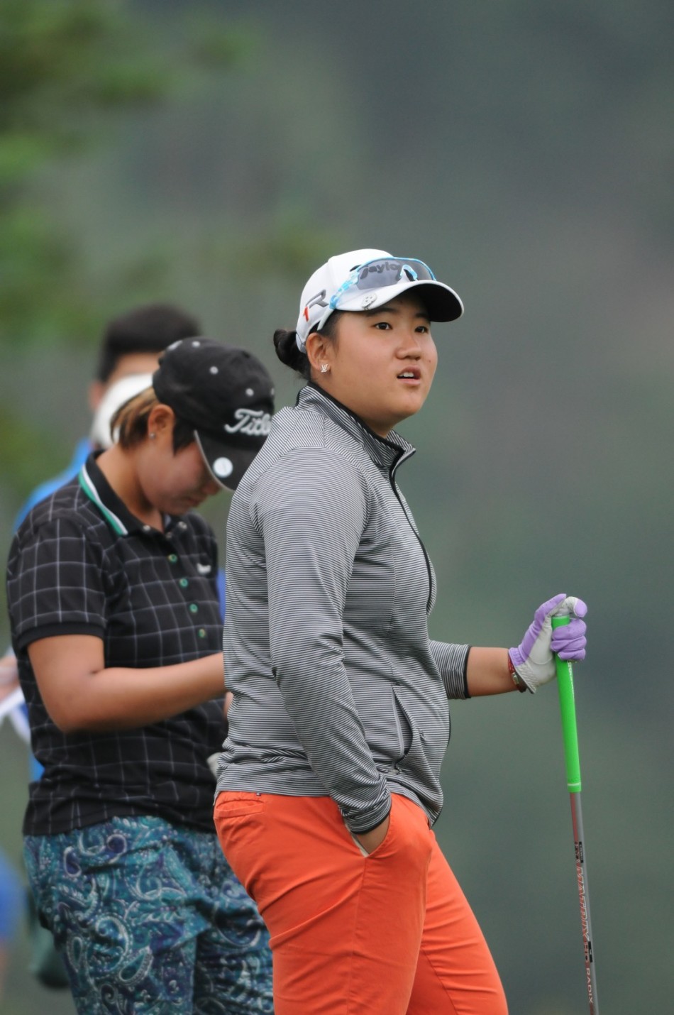 球员在细雨中坚持挥杆挑战，专注神情与雨丝交织动人画面