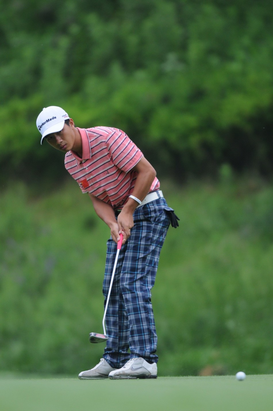 金佳瑞在开赛前与好友轻松合影，阳光笑容定格友谊瞬间