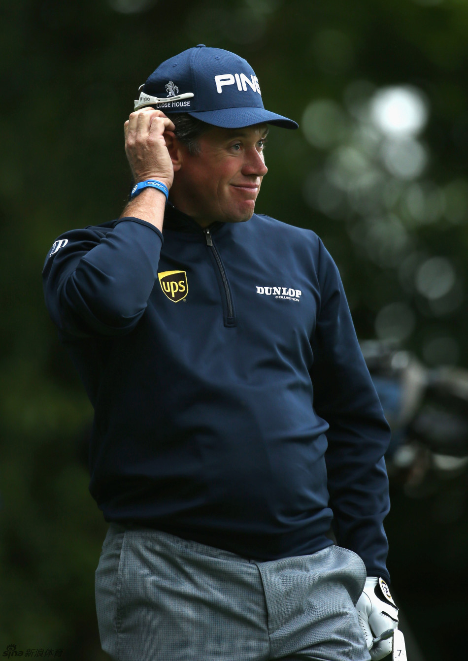 保尔特在沙坑中处理一记棘手的沙坑球，他正仔细观察球位与旗杆的位置，计算着如何让球从陷阱中逃脱并接近目标。