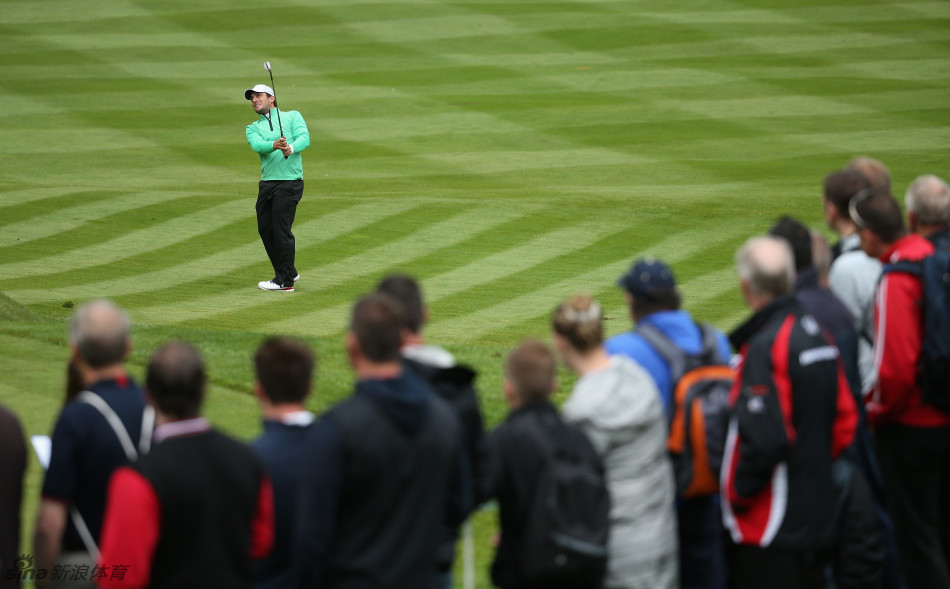 小麦在寒冷的天气中全神贯注地完成一记铁杆击球，动作流畅而稳定，仿佛将周遭的寒意都凝练在了对球的专注控制之中。