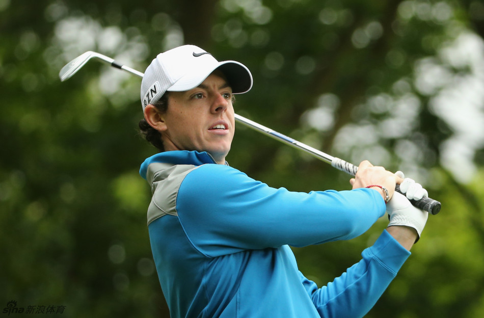 麦克罗伊挥杆动作完成后的收杆瞬间，身姿挺拔而平衡，充满力量感，眼神坚定地追随着球的轨迹，这是技术、力量与自信的完美结合。