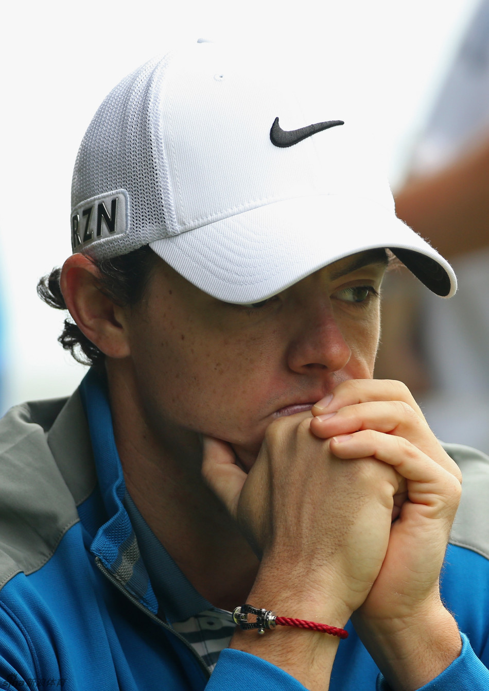 小麦的表情特写，他眉头微蹙，眼神似乎越过镜头望向了远方不确定的某处，沉重的思绪如同球场上空的阴云般笼罩着他。