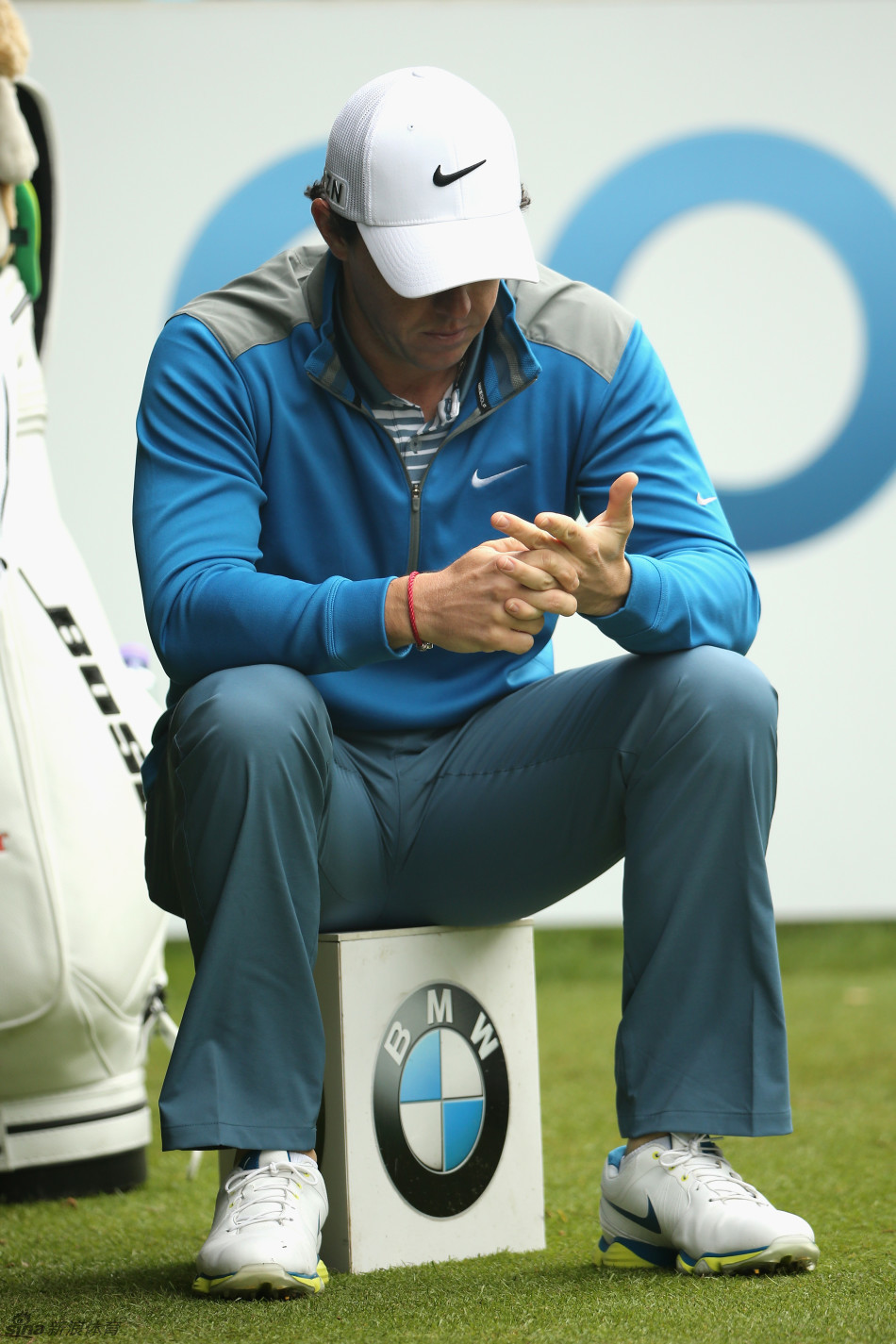 曼纳瑟罗在果岭上俯身仔细观察推杆线路，他的目光如尺，正在衡量草纹、坡度与速度，这是决定胜负的冷静思考时刻。