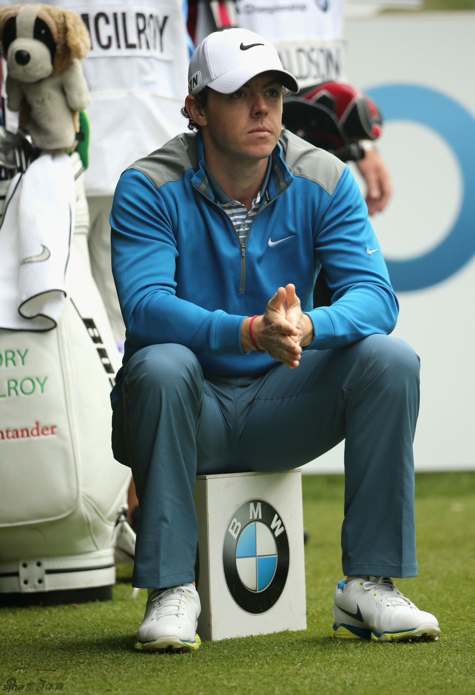 白老虎展现出一个极为生动甚至有些滑稽的表情，与平日潇洒的形象形成鲜明对比，瞬间打破了赛场严肃的气氛。