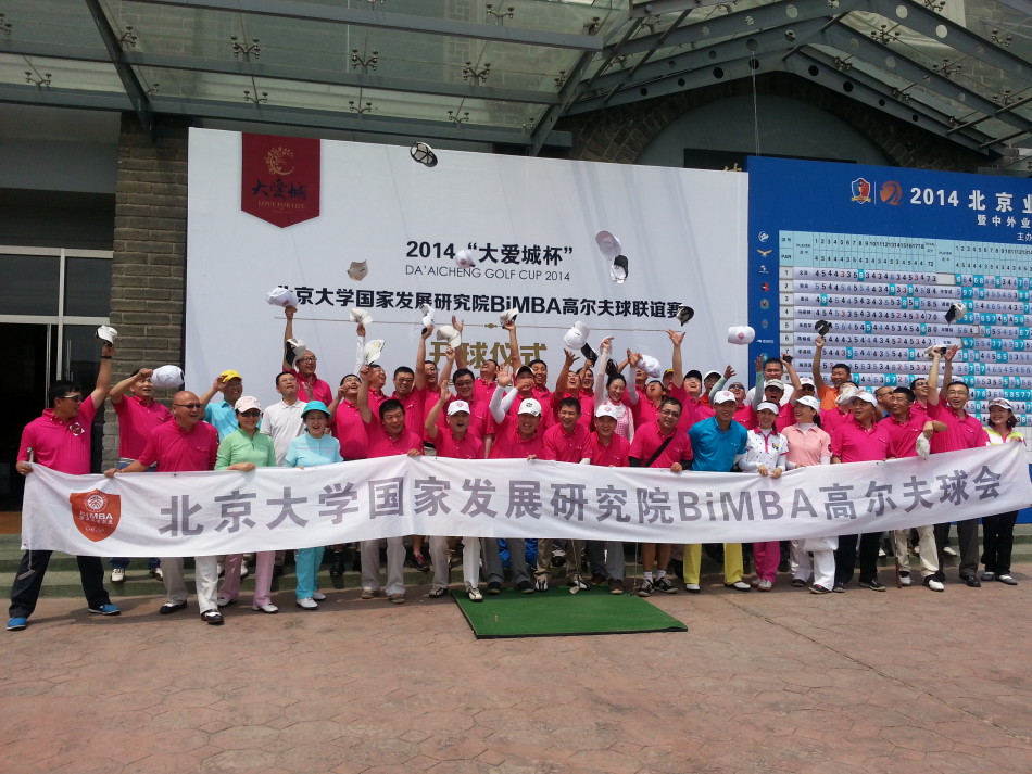 几位完成一杆进洞的幸运球友与赛事工作人员齐聚，在俱乐部门前手持荣誉证书留下大合影，每个人脸上都绽放着灿烂的笑容