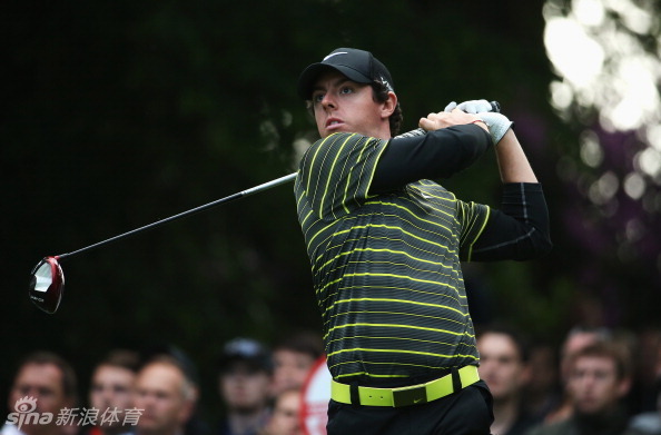 罗里·麦克罗伊在球道上全力挥杆开球，身体扭转充满力量，目光紧随小白球飞行的轨迹，展现出世界级球星的超凡动态与竞技姿态。