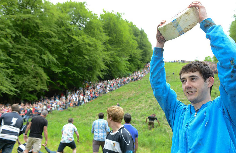 英国民众183米陡坡追奶酪 险象 环生 热度不减 