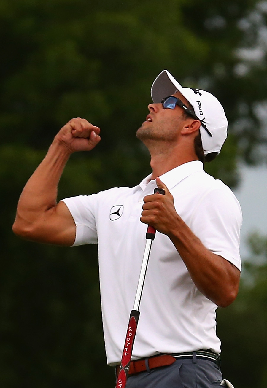 斯科特将沉甸甸的冠军奖杯高高举起，接受全场观众的欢呼。