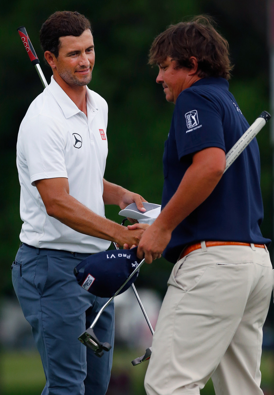 斯科特与亚军古森在颁奖仪式上相视而笑，尽显赛场友谊与风度。