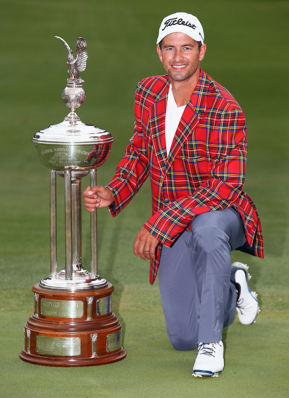 斯科特在决赛轮中全力挥杆，身体优雅扭转，球杆划破空气。