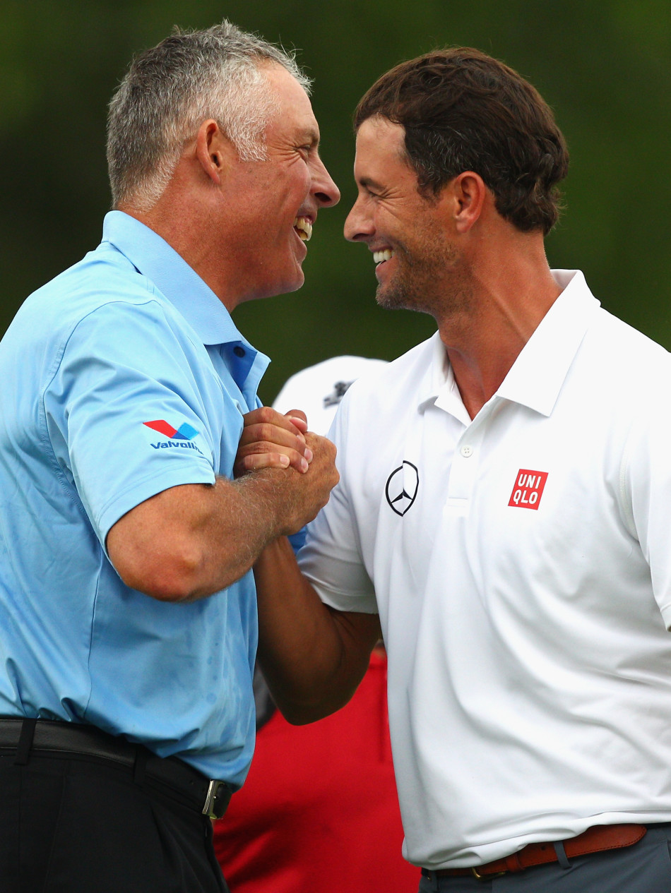 斯科特怀抱奖杯开怀大笑，胜利的喜悦感染着现场的每一个人。