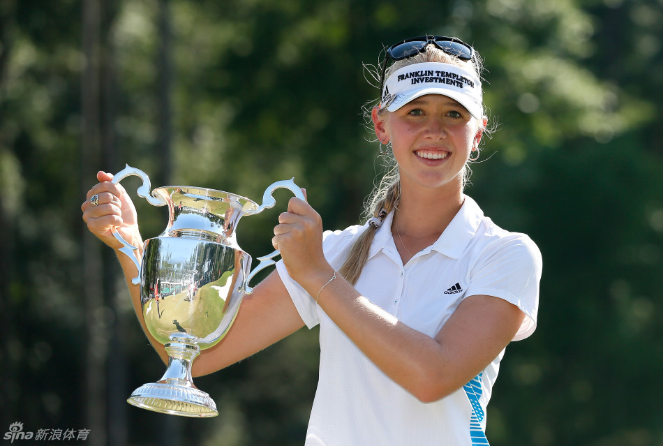 颁奖仪式上，杰西卡·科达双手高高举起象征胜利的冠军奖杯，阳光洒在她灿烂的笑容上，全场观众为她响起热烈的掌声。