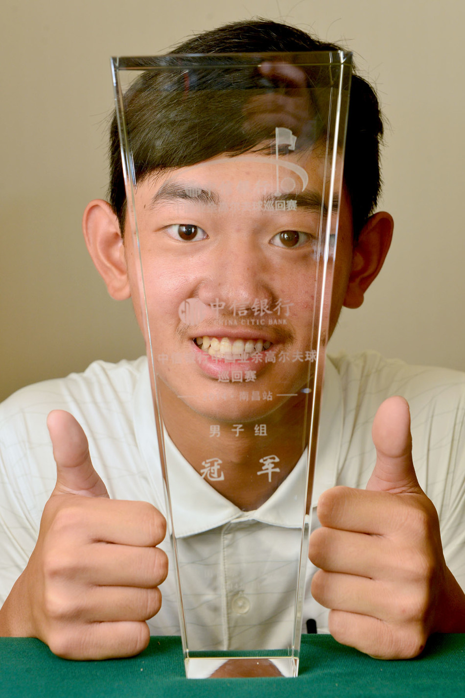 嘉宾与球员代表在庐山球会崭新的会所大厅内合影，现代明亮的环境映衬着大家对高球运动的热情与期待