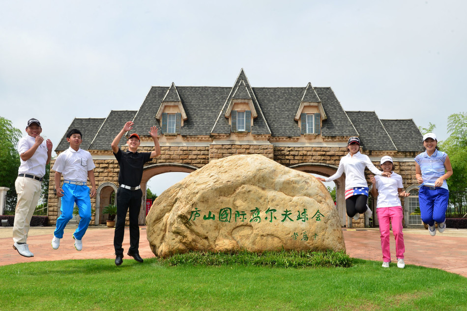 绿草如茵的球道上，赛事工作人员正在紧张有序地进行准备工作，确保每一处细节都符合高标准赛事要求