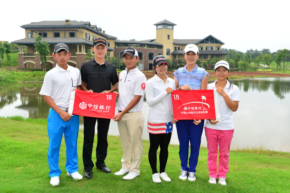 参赛球员与球会工作人员在风景如画的球场水障碍旁合影，笑容灿烂，展现了高尔夫运动和谐愉悦的一面