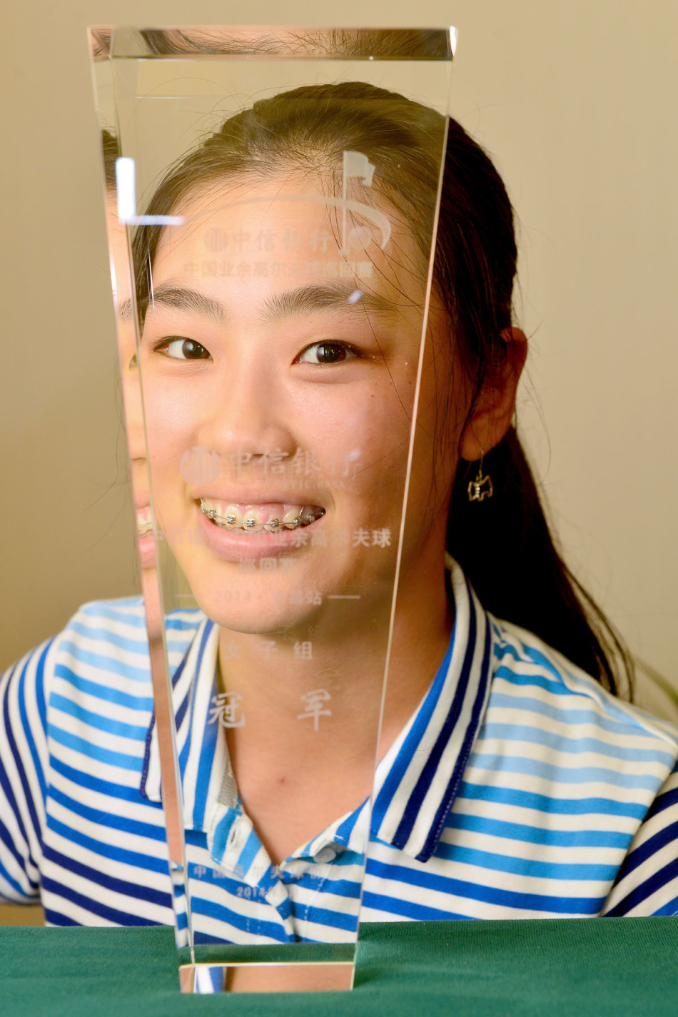 开球仪式上，一位嘉宾优雅挥杆，白色小球划破天际，象征着二零一四年中信银行业巡赛南昌站的比赛正式启航