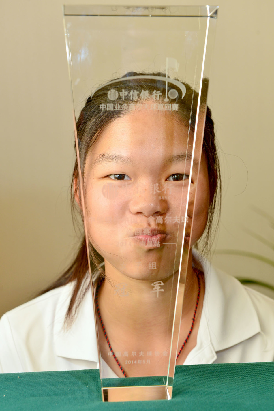 阳光洒在宽阔的练习果岭上，球员们正专注地进行赛前推杆练习，静谧中充满大赛将至的紧张感