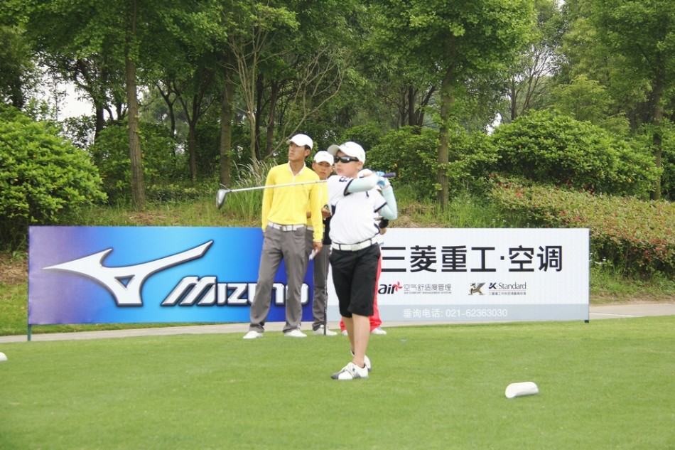 选手们齐聚一号发球台，阳光洒在绿茵场上，一场精彩的青少年高尔夫赛事即将拉开帷幕