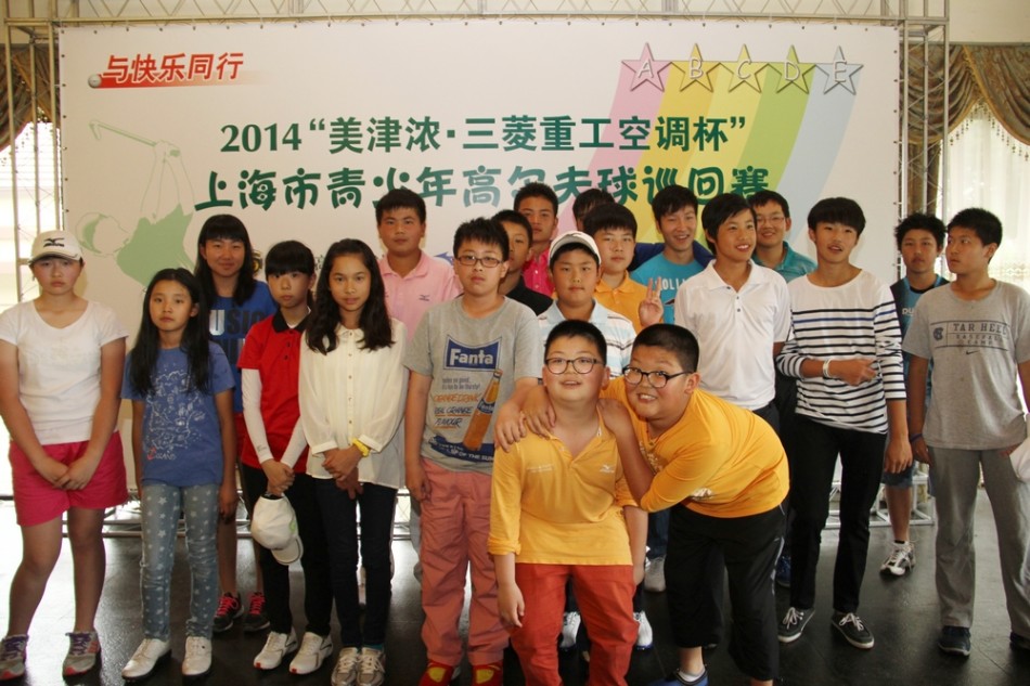 小选手们神情专注，正在认真研究果岭起伏，为推杆做最后的线路分析