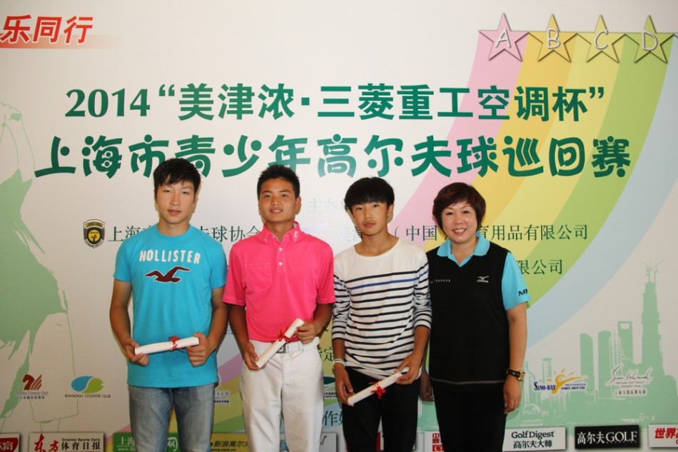 颁奖仪式上，获奖的小选手手持奖杯与证书，与颁奖嘉宾一同留下灿烂的笑容