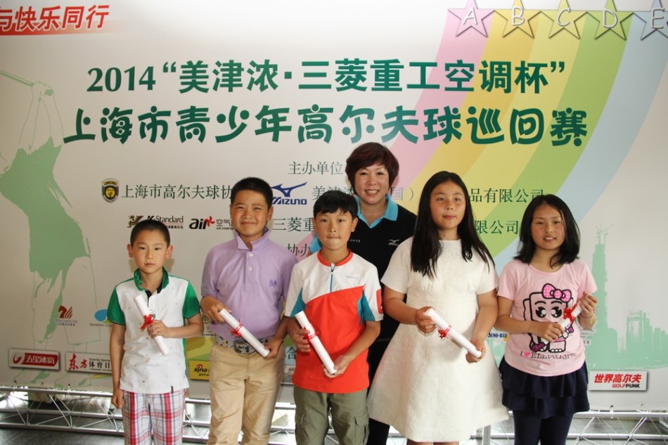 赛事背景板前，身着统一服装的小选手们精神抖擞，展现着青少年高尔夫运动的蓬勃朝气