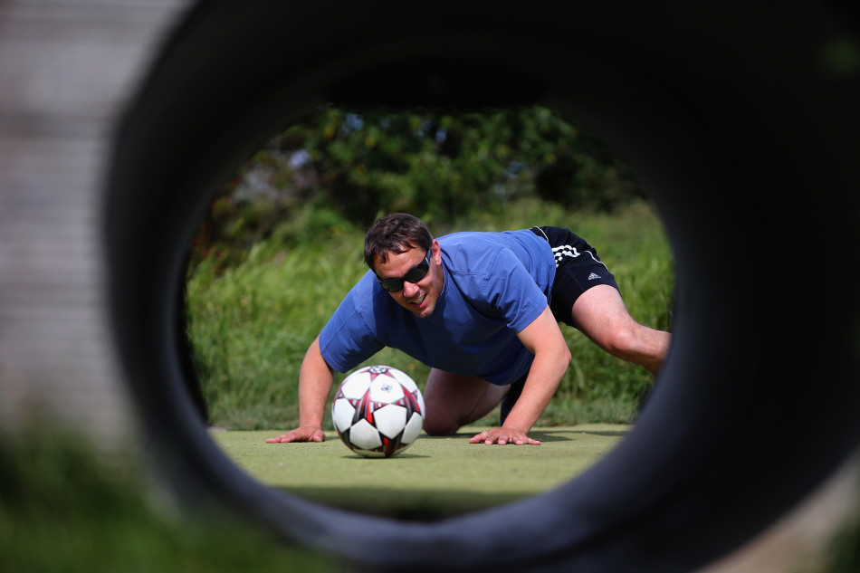 高尔夫球手凝神静气,在发球台上准备开出至关重要的一记远球