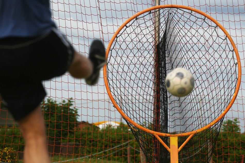 球手在果岭边运用精巧的切杆技术,小白球划出抛物线飞向球洞
