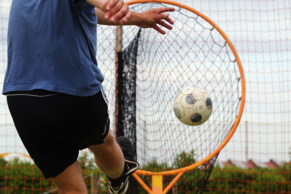高尔夫球在夕阳下滚向宽阔的洞杯,金色的光芒笼罩着决胜瞬间