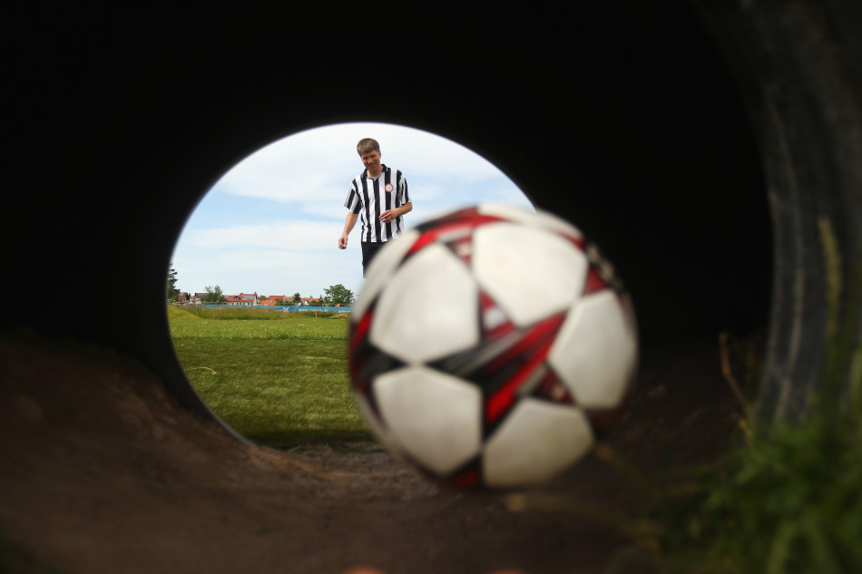 职业球手在复杂地形中沉稳救球,展现出高超的临场应变能力