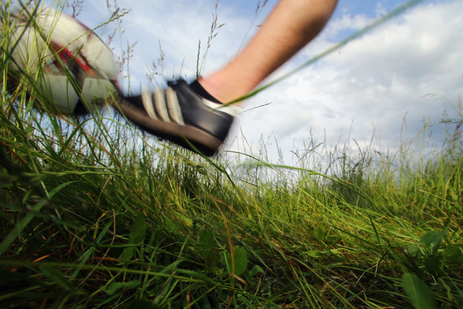 宽阔而优美的球道在阳光下延伸,等待着下一杆的挑战与故事