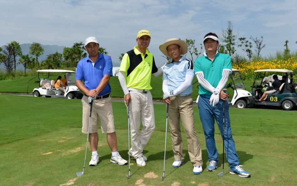 晴空之下,球道如碧绿绸带般在山谷间舒展,一名球员正悠然行走其间,球车轨迹延伸向远方,展现出高尔夫运动特有的宁静与从容。