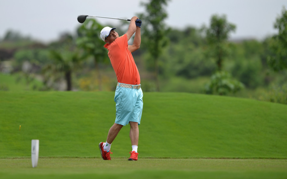 蓝天白云下,别克标志与高尔夫球具特写在一起,金属的冷冽与草地的柔软形成对比,诉说着品牌与运动之间紧密而优雅的联结。