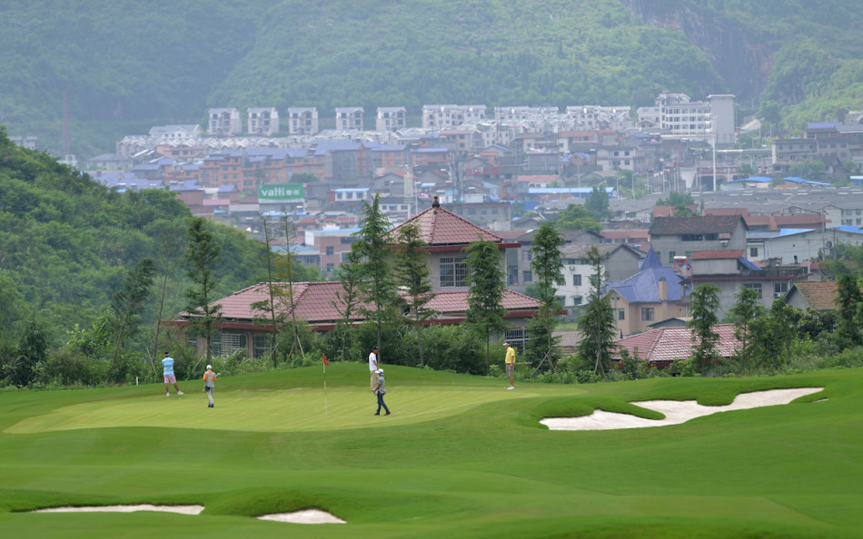 球员们齐聚开球台,背景是绵延的南岭山脉,众人目光坚定望向远方球道,如同即将出征的团队,充满了协作与竞技的昂扬斗志。