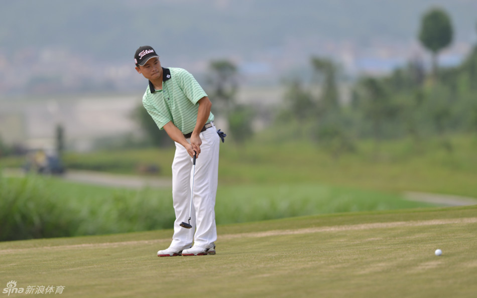 晨光熹微中,高尔夫球手迎着第一缕阳光优雅挥杆,球划破静谧空气飞向远方果岭