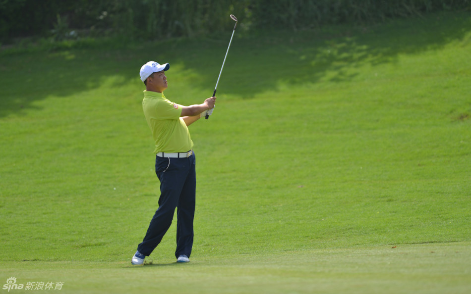 夕阳西下,金色余晖洒满球场,球手的身影被拉长,构成一幅充满禅意的剪影画卷