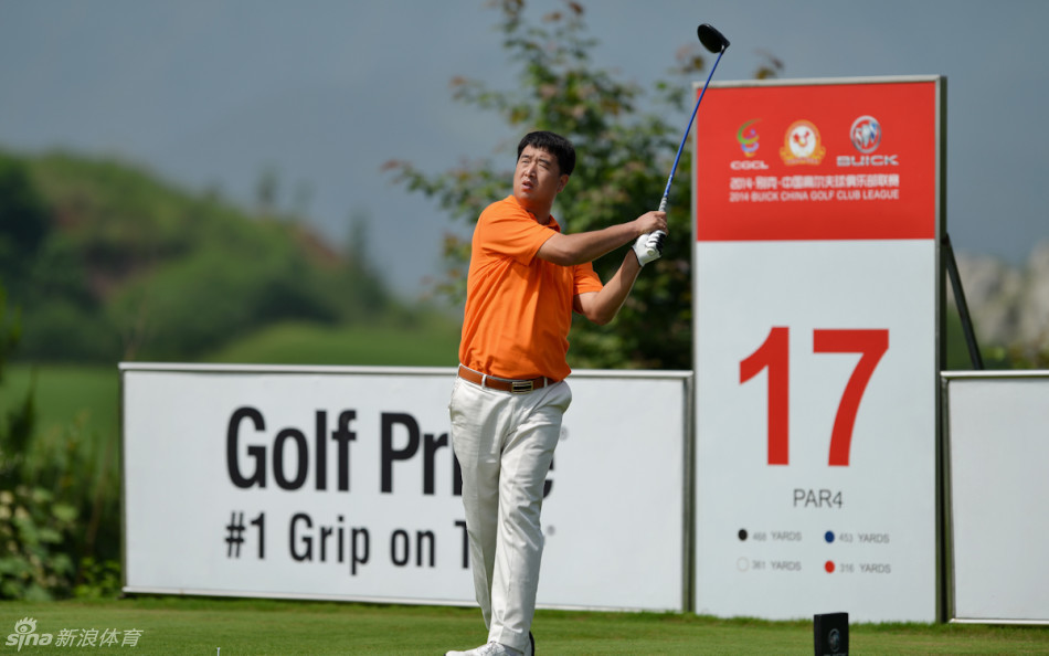 球手在沙坑中全神贯注地救球,沙粒飞扬的瞬间凝聚着力量与精准的技巧