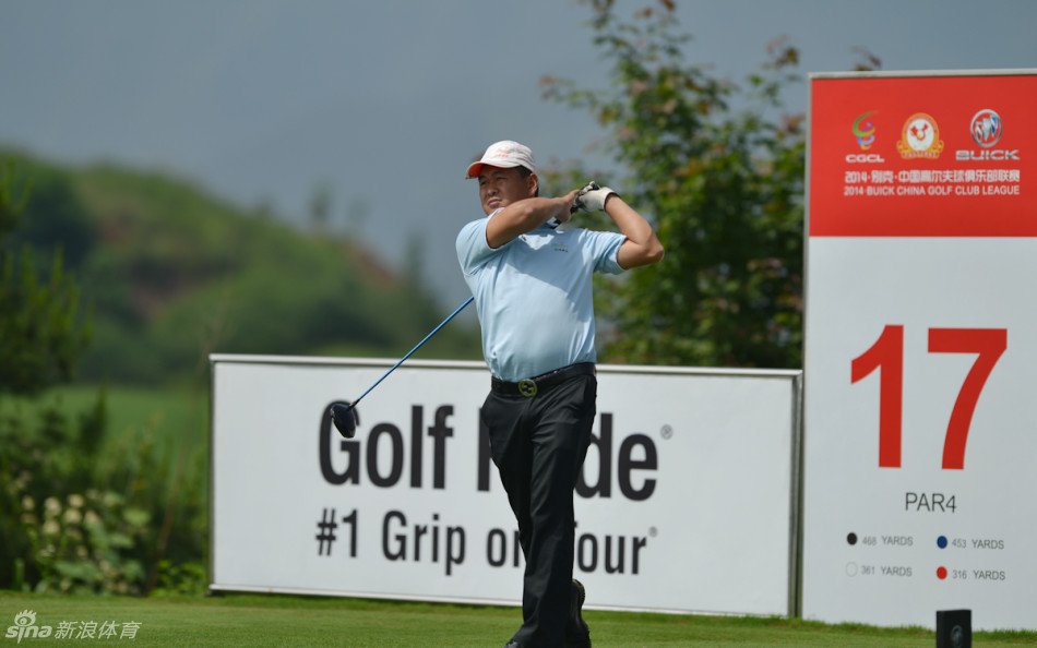 雨后初晴,球道水光潋滟,球童为选手擦拭球杆,默契无声流淌其间