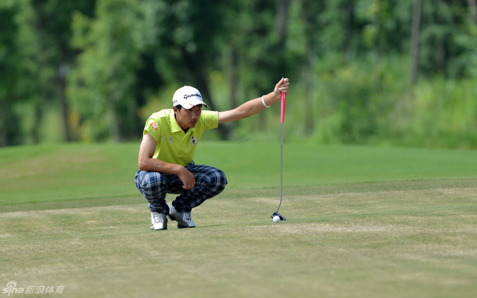 果岭之上,球员轻柔推杆,眼神专注如炬,小球正沿着精准路线滚向洞杯