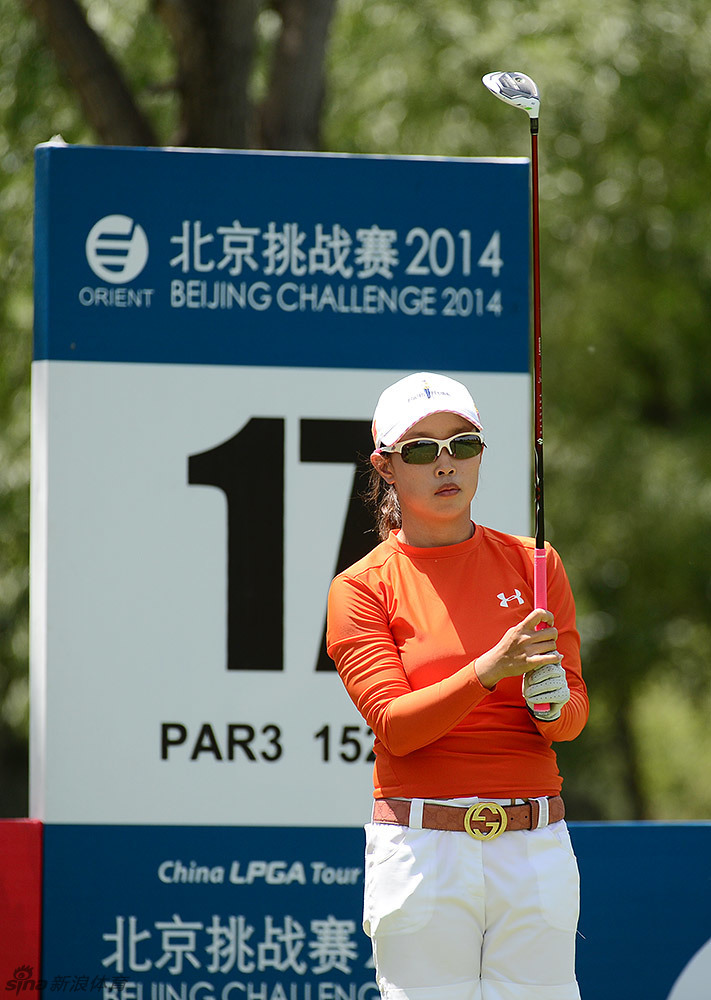 球员李丹完成了一次完美的挥杆,动作优雅流畅,展现出扎实的技术功底和竞技状态。