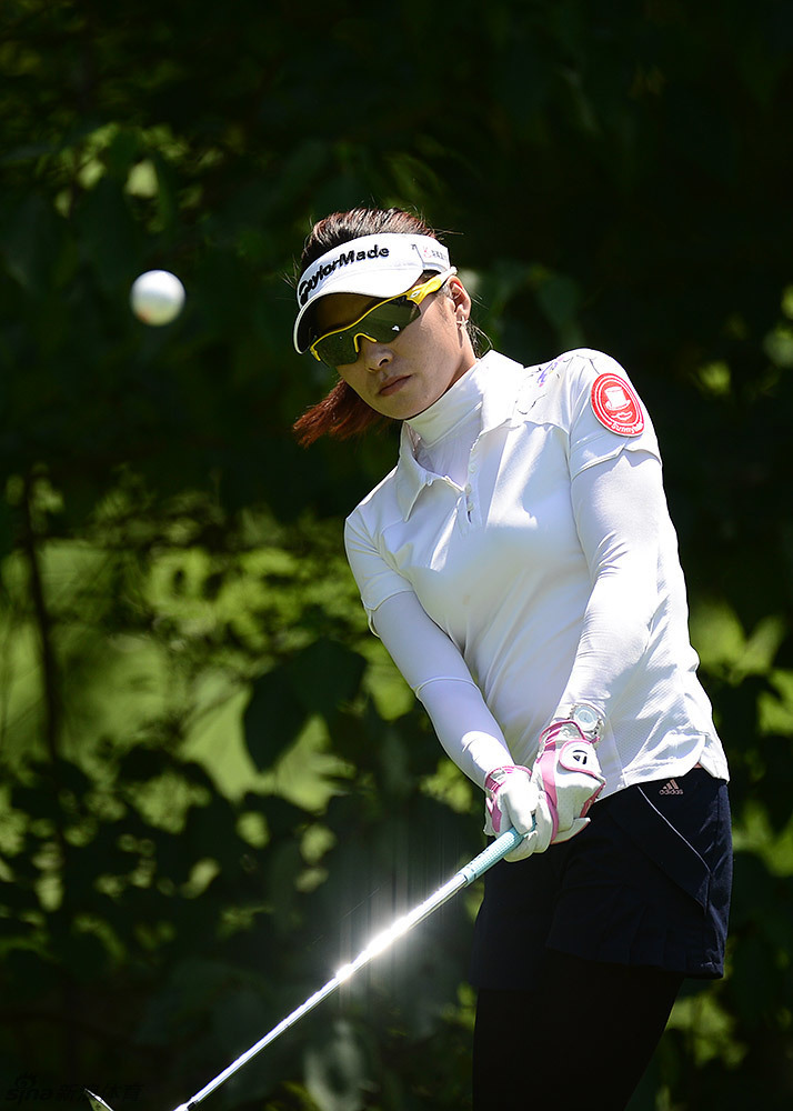 王欣在沙坑中实战演练,正评估沙坑球的击球路线和策略,表情专注。